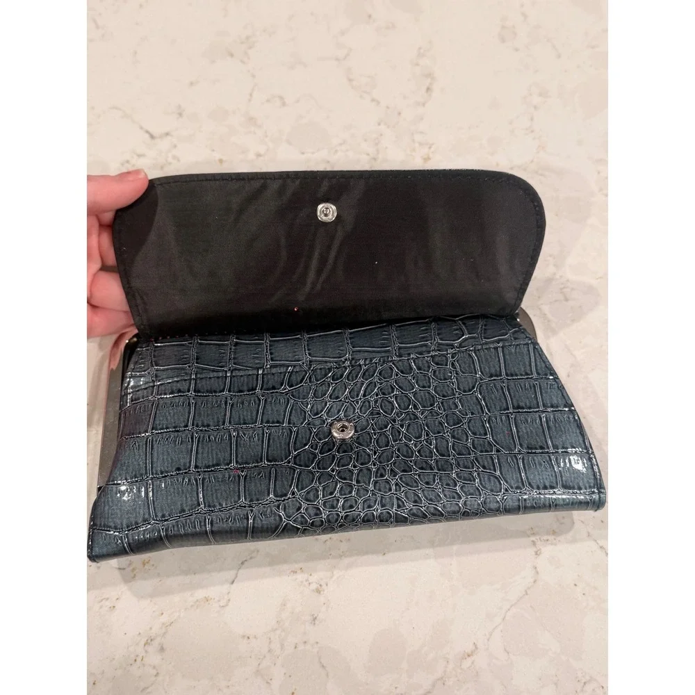 Gray Faux Crocodile Embossed Vegan Leather Clutch With Kiss Lock preppy Formal‎
